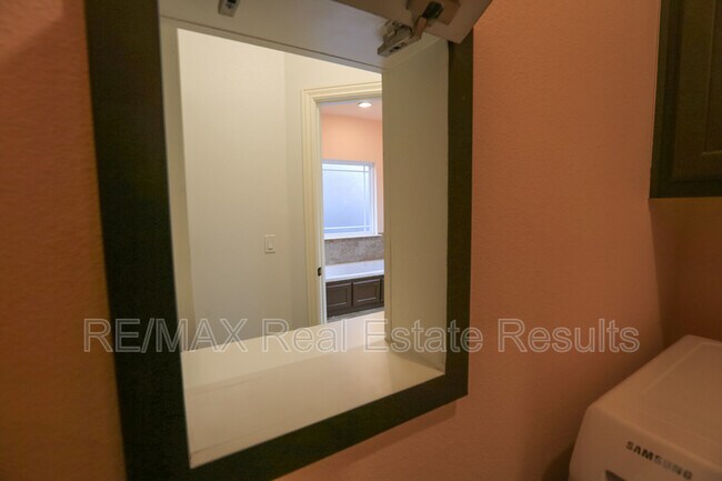 Building Photo - 2202 SW Tupelo Ave