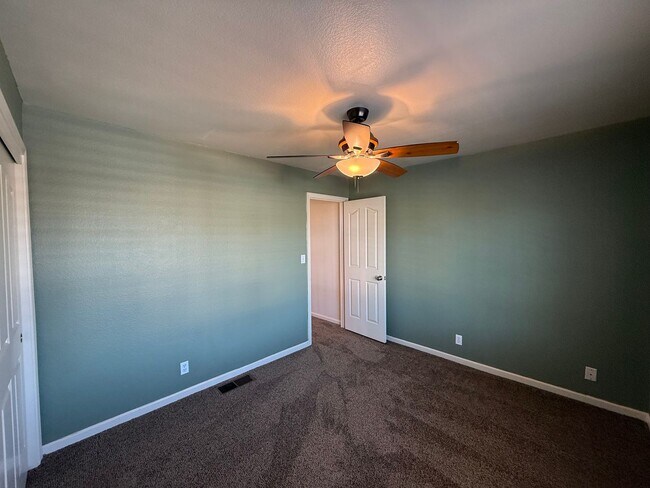 Building Photo - Nicely updated 4-bedroom in Oakdale!