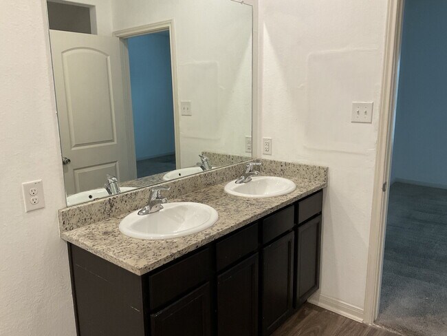 Building Photo - 5 Bedroom Available Now!