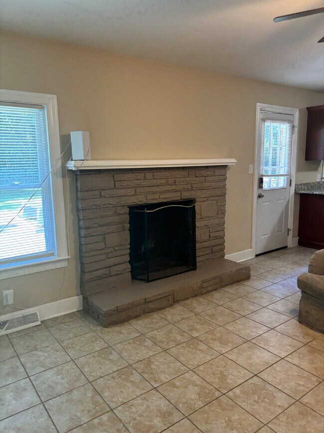 Building Photo - "Charming Single Family Home in Portsmouth – 1521 Sq Ft of Comfortable Living!"