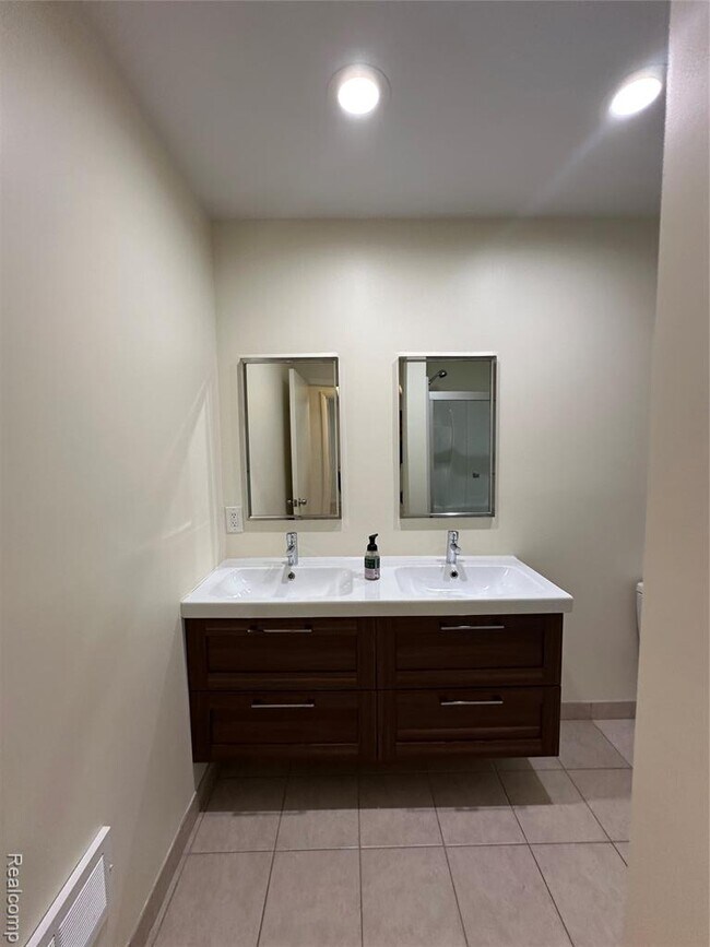 Building Photo - 6606 Vachon Ct