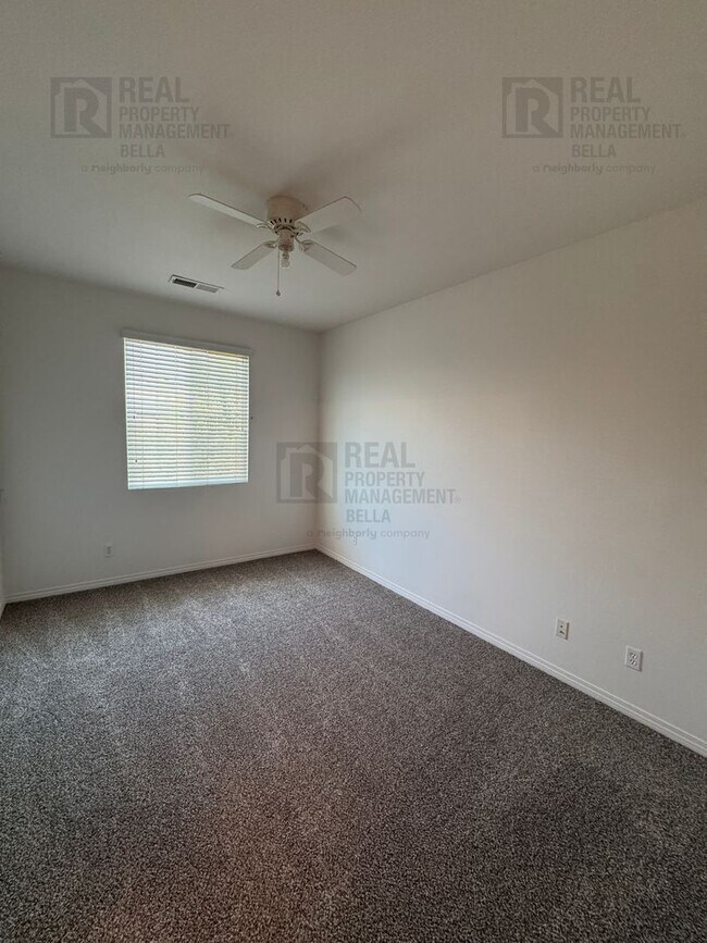 Building Photo - Huge Kitchen, Downstairs Bedroom, and More...