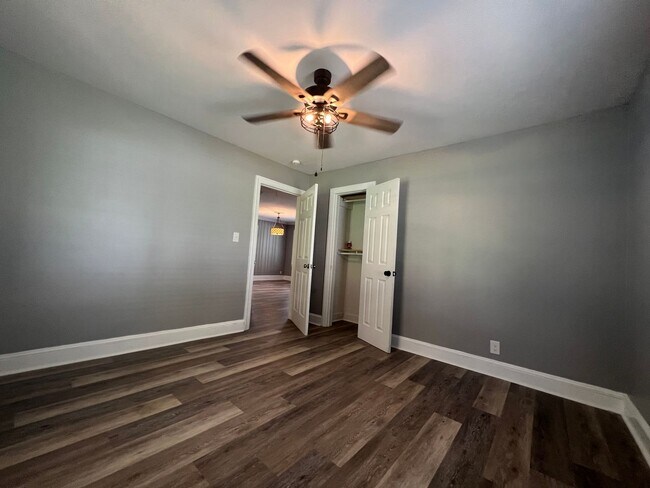 Building Photo - MOVE-IN READY!