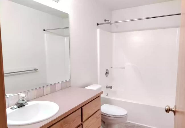 Building Photo - Spacious, updated home with A/C in SW Bend!