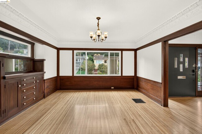 Building Photo - 846 Mandana Blvd