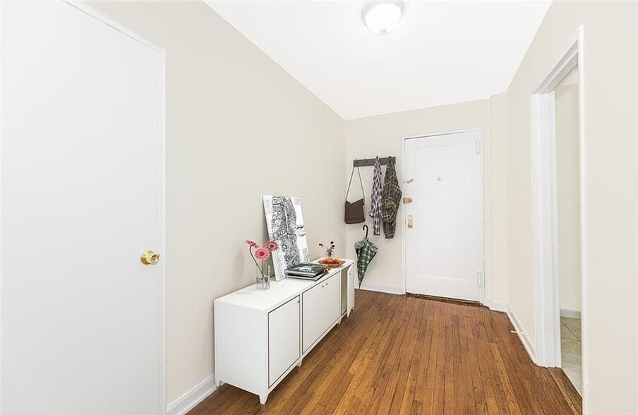 Building Photo - 2102 Holland Ave