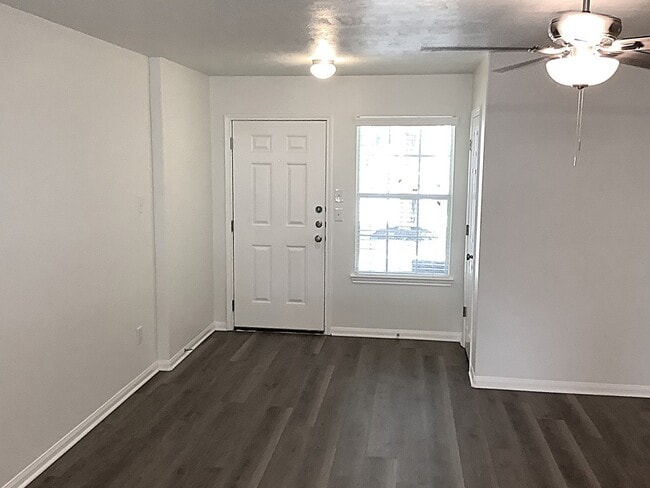 Building Photo - 910 Redcrest Springs Ct