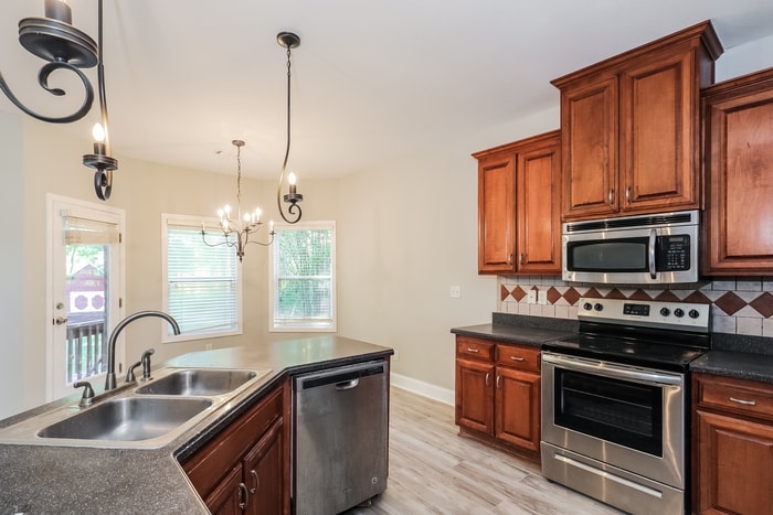 Building Photo - 905 Vandiver Ct