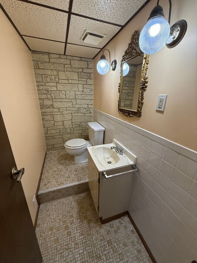 Building Photo - 5360 Glencullen Way