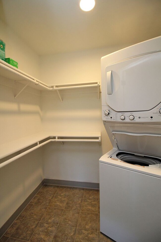 Building Photo - Super Charming FULLY FURNISHED 1 Bedroom M...