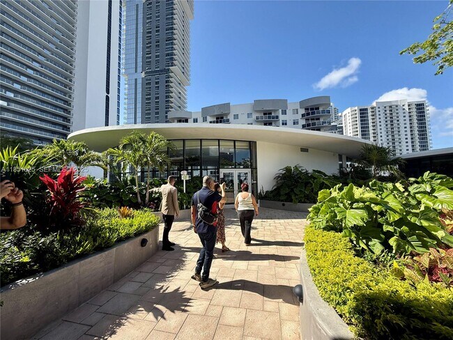 Building Photo - 700 NE 24th St