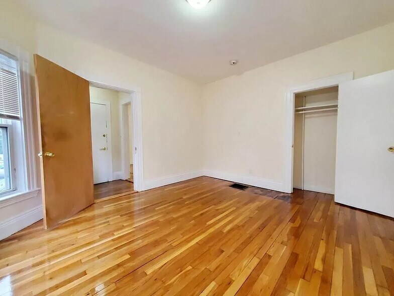 Building Photo - 120 Beacon St