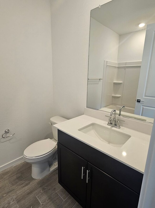 Building Photo - Beautiful new build w mountain views