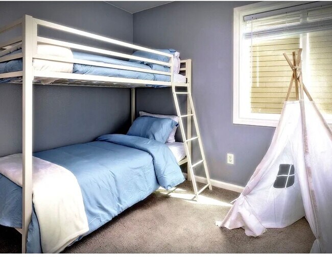 Building Photo - * FULLY FURNISHED * -3 levels, 7 bedrooms , lower level apartment with separate entrance *Home ba...