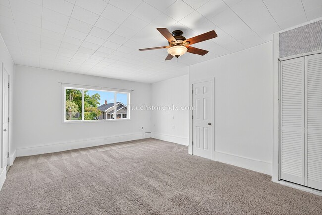 Building Photo - Charming West Linn Home with Stunning Mt. ...