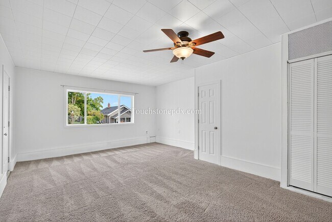 Building Photo - Tranquil West Linn Living Near Parks and S...