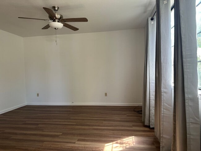 Building Photo - New LVP & Carpet! Great Anderson location!