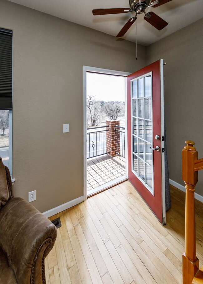 Building Photo - Fully Furnished Downtown 2 Bed, 4 Bath Executive Townhouse