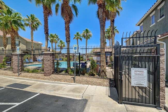 Building Photo - Stylish Townhome with Private Patio!