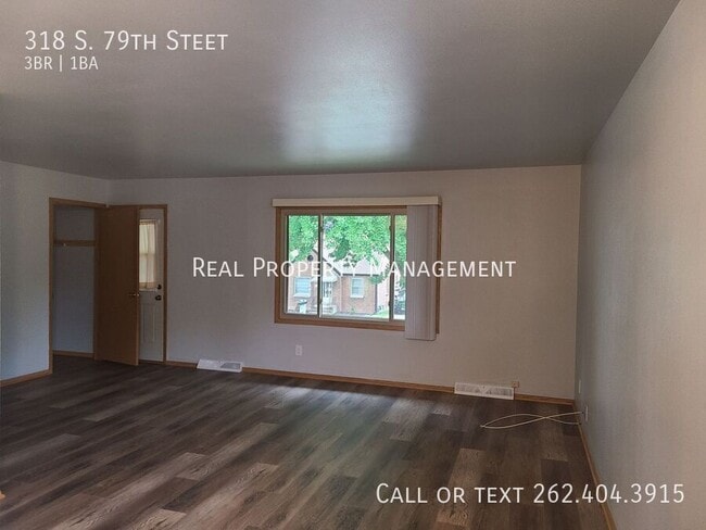 Building Photo - 318 S 79th St