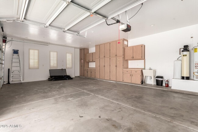 Building Photo - 14188 W Hope Dr