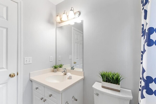 Building Photo - 2521 Heathrow Dr