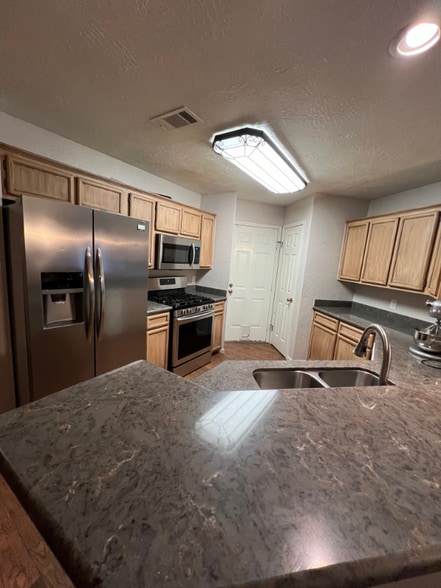 Building Photo - 7925 Blue Bonnet St