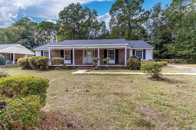 Building Photo - SPACIOUS Brick Home ~ Great location close...
