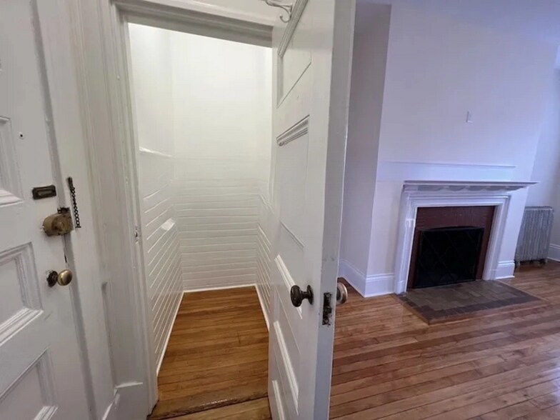 Building Photo - 2 Ware St