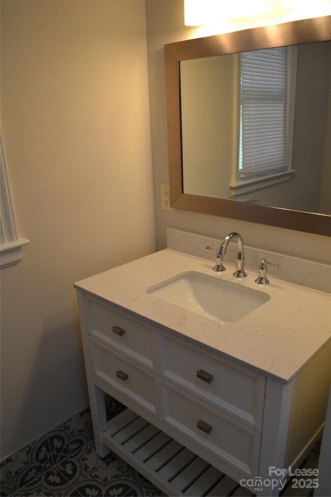 Building Photo - 3313 Woodwardia Dr