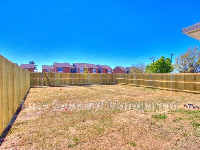 Building Photo - 1543 Pavy Pkwy