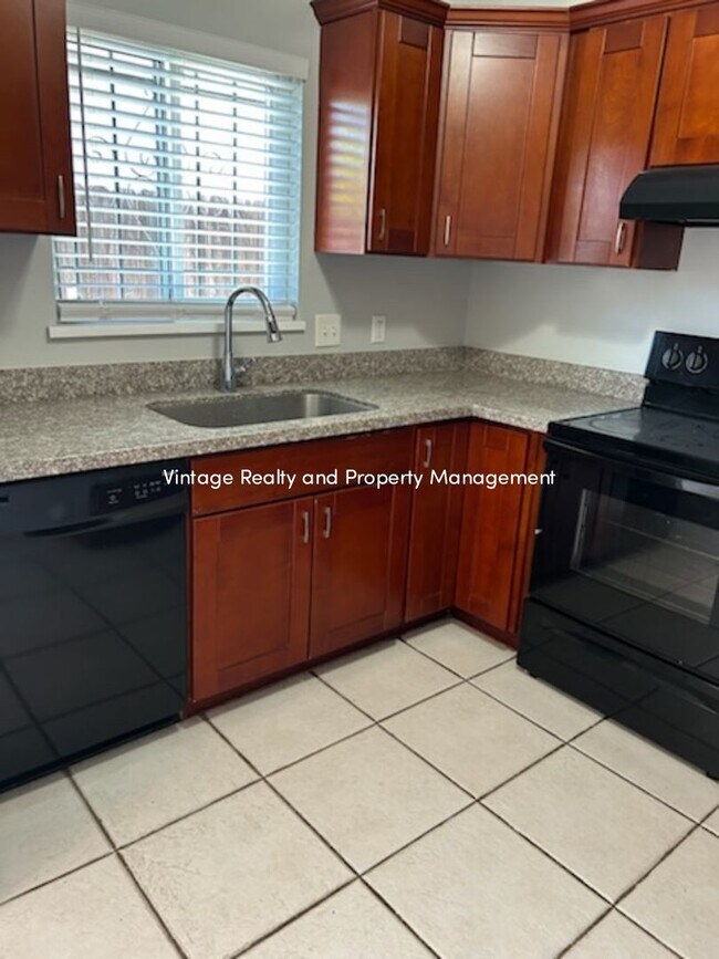 Building Photo - This Updated 2 Bedroom Duplex Is Ready to ...