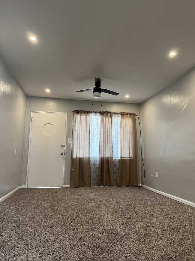 Building Photo - 8172 Valley View Dr
