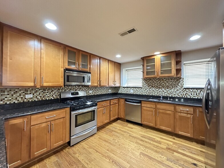 Building Photo - 1116 E 46th St
