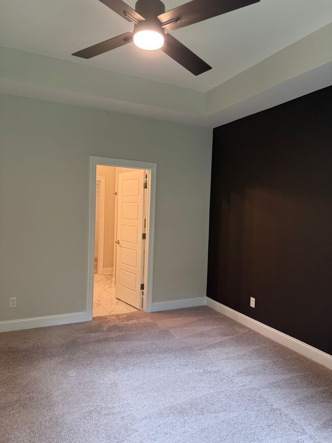 Building Photo - Easy access in Red Bank