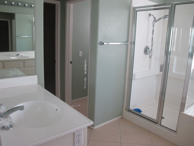 Building Photo - Four Bedroom Three Bathroom Home in Murrieta!