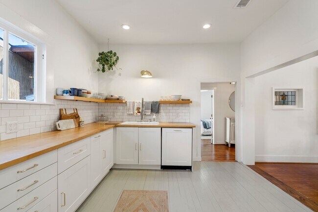 Building Photo - 721 W 12th St