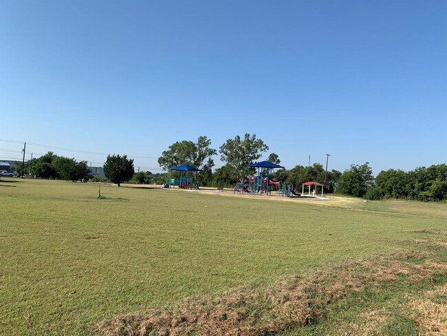 Building Photo - 210 Evergreen Cir