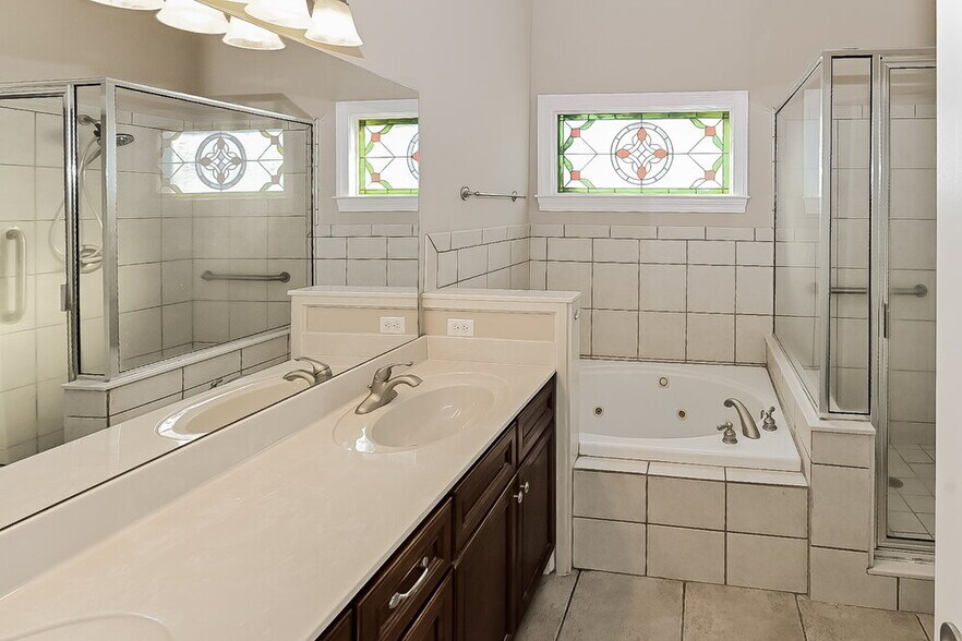 Building Photo - 3045 Roseleigh Dr