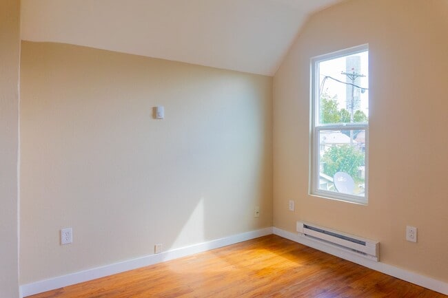 Building Photo - Spacious 3 bedroom / 2 bathroom single family home available in Tacoma!