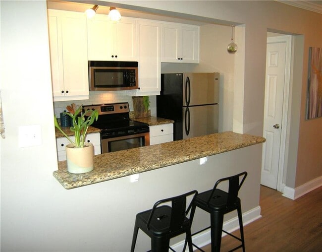 Building Photo - 125 N River Dr