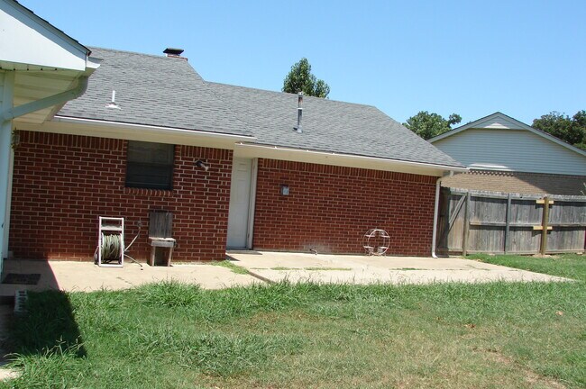 Building Photo - 1815 Nightingale Cir
