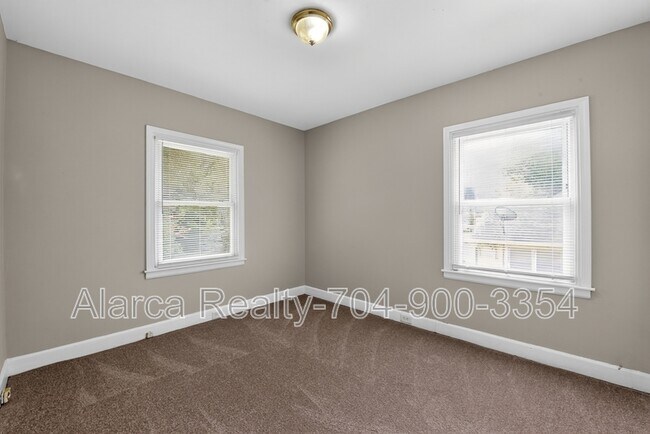 Building Photo - 1007 Green Cir Dr