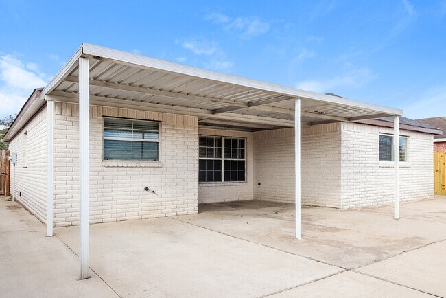 Building Photo - 5513 Rio Alamo St