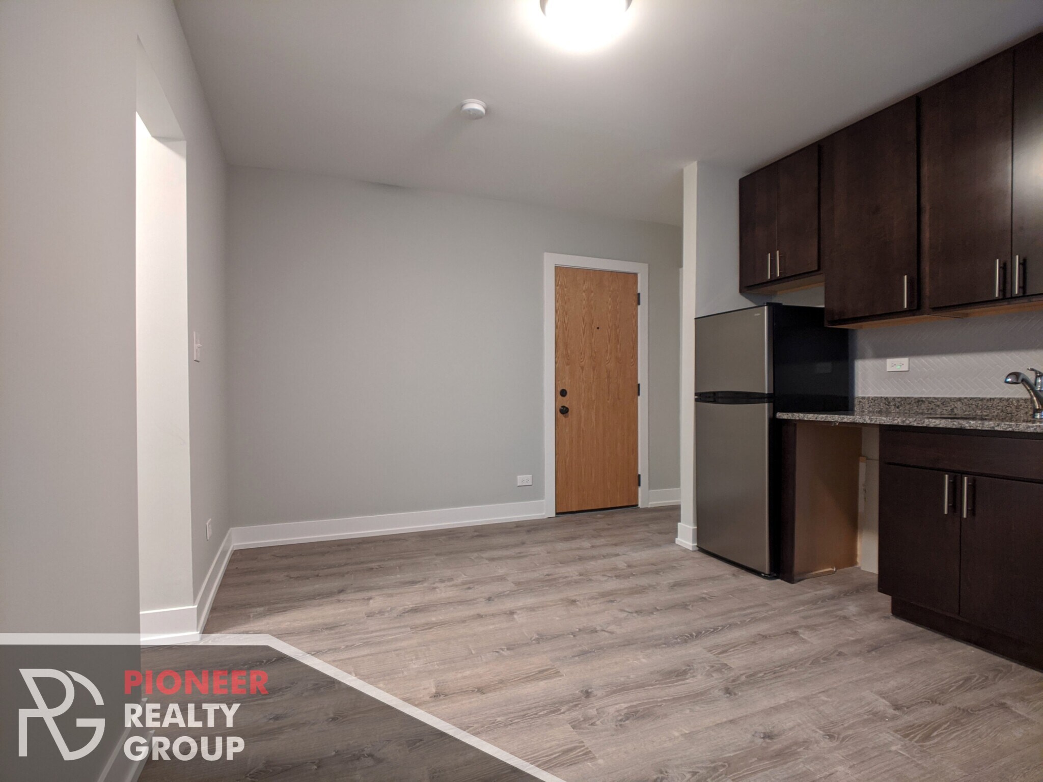 Building Photo - 423 W Belden Ave