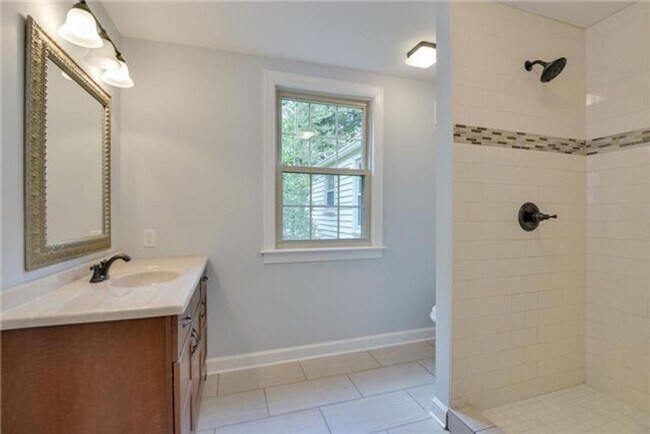 Building Photo - Move-In Ready East Nashville Gem – Bright, Open & Fully Updated