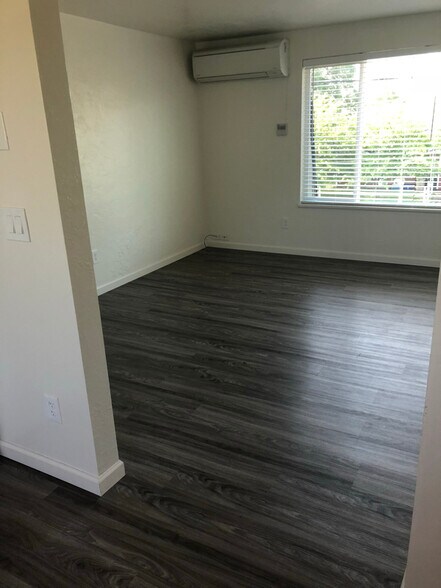 Building Photo - 620 Queen Ave SE