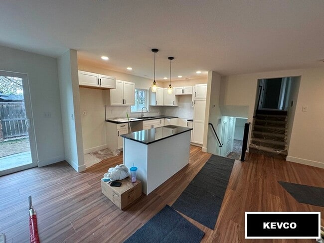 Building Photo - Tastefully Renovated Home!