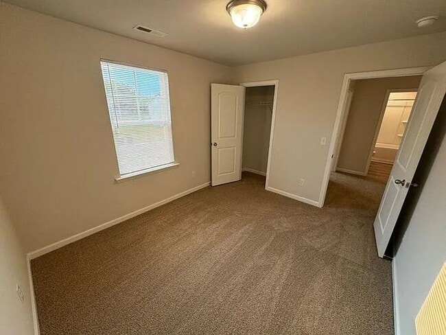 Building Photo - Modern Four Bedroom Home