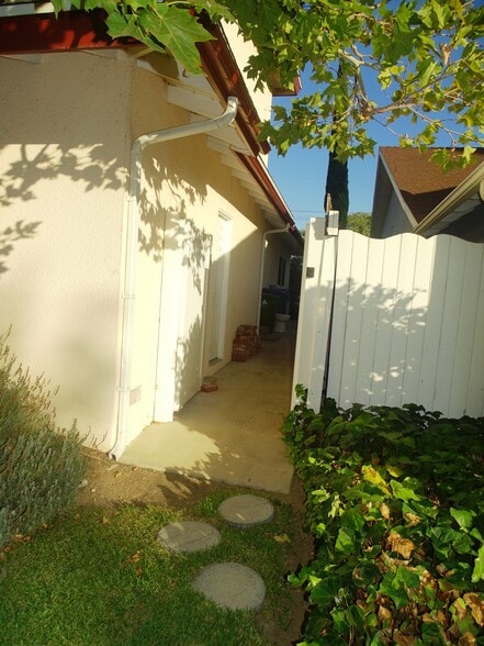 Private Entrance - 6104 Lockhurst Dr